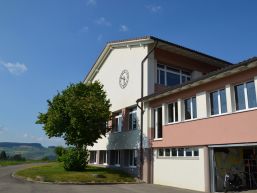 Mobiliar Schulhaus Oberhünigen – Schulpulte und Stühle